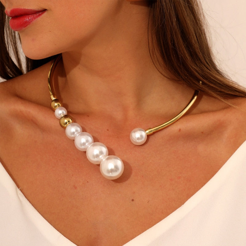 Exquisite Exaggerated Pearl Necklace